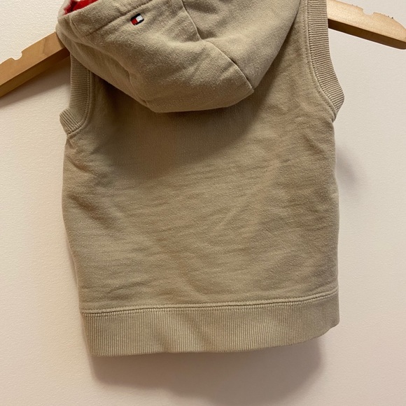 Tommy Hilfiger vest sweater for an 18 month boy. - Picture 3 of 5